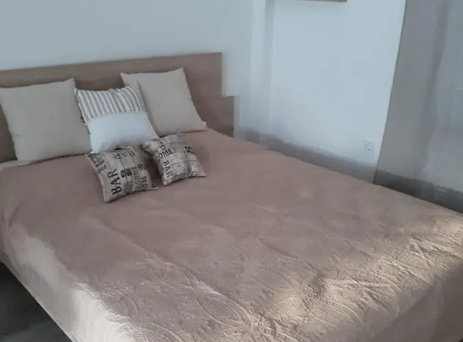 Fully Renovated Small & Cosy Studio